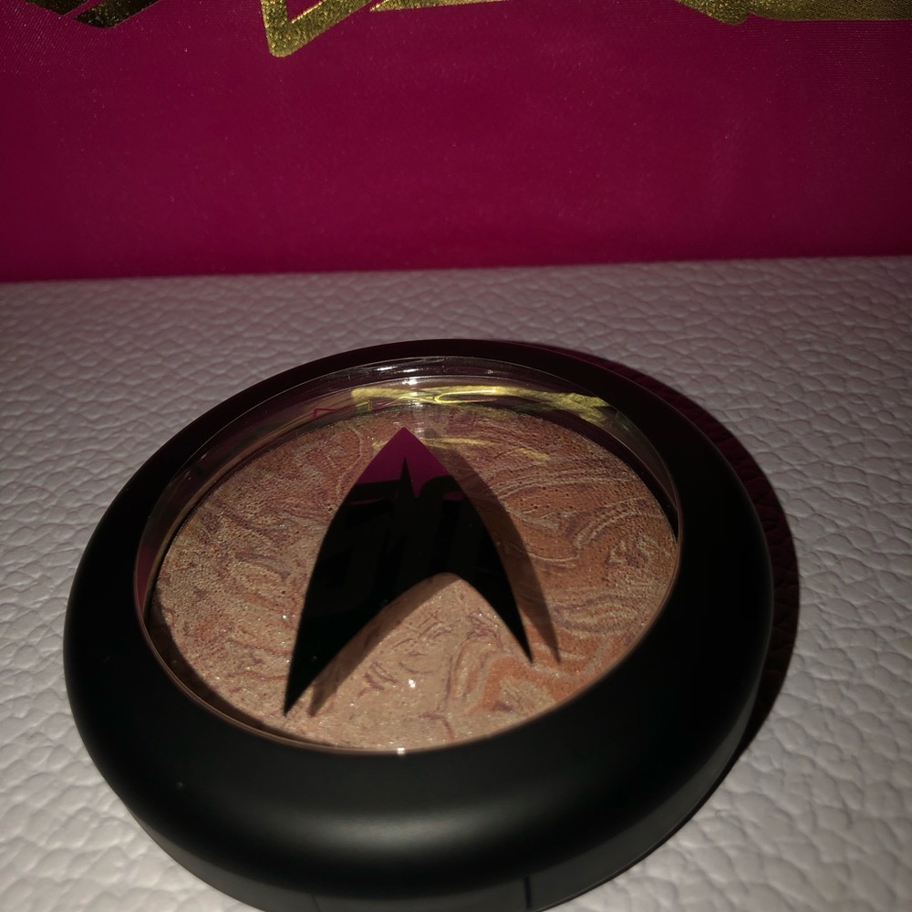 MAC Star Trek Edition Highlighter Compact Brand New/Never Used